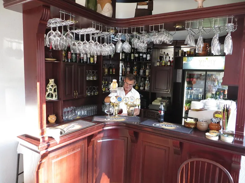 The Two-Minute Miracle: Why We Babysit Every Guinness Like It's a Newborn (Especially at 90°F)